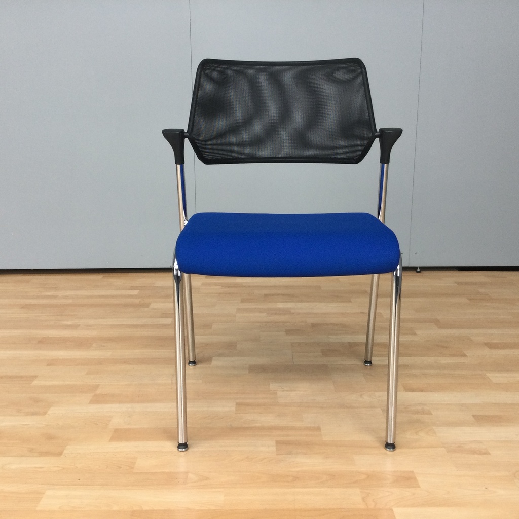 Interstuhl Konferenzstuhl - 4 Fuß - Netzrücken schwarz - Sitz blau - ohne Armlehnen