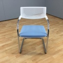 Vitra Visavis II Konferenzstuhl - blau - Rücken weiß - nicht stapelbar